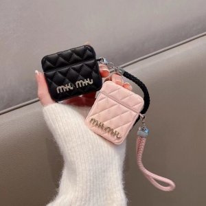 人気 MIUMIU 皮質 AirPods 1/2/3 世代 ケース 芸能人愛用 AirPods Pro/Pro 2 ブランド 男女兼用[#ls202310253]