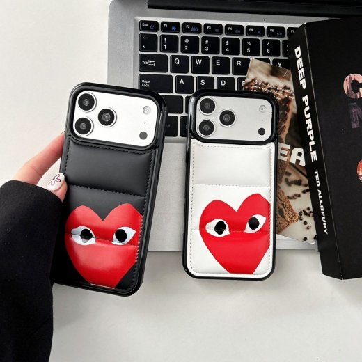 大人気 COMME des GARCONS / コムデギャルソン iPhone 18/18 Pro/18 Pro Max/17/17 Pro/17 Pro Max/16/15/14/13/12 ケース 人気おすすめ 芸能人愛用[#case2026085]