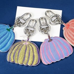 LOUIS VUITTON (ルイ・ヴィトン) 超可愛い 草間弥生カボチャ アニマル チャーム キーホルダー キーリング 飾り 鞄飾り 芸能人愛用 プレゼント勧め 送料無料[#key2023072417]